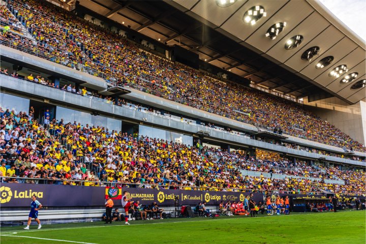 El estadio Nuevo Mirandilla es el templo de los cadistas, unos sufridores que acuden felices y lleno de nervios cada jornada para animar a su equipo por difíciles que se pongan las cosas. Ahí los cadistas demuestran lo que es el amor a unos colores y la fidelidad.