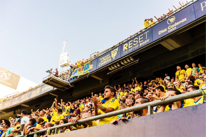 Los cadistas tienen su casa en el estadio Nuevo Mirandilla y ahí acuden a disfrutar de los partidos. El aliento nunca le falta al equipo, y es que sus fieles seguidores saben que la lucha no se negocia y para ello animan sin parar.