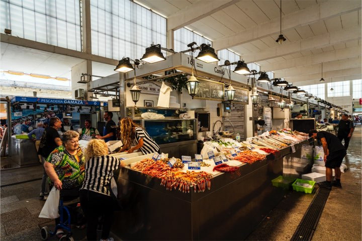 El Mercado Central de Cádiz es donde cada mañana acuden los gaditanos a comprar productos frescos de su tierra y, como no, muchos puestos dejan claro el equipo de la ciudad con escudos y banderas decorativas.