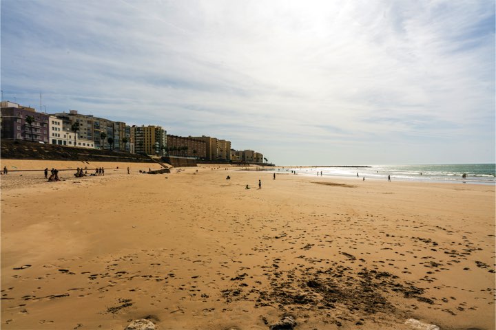 La playa de Santa María, lugar muy gaditano en el que los cadistas de todas las generaciones se bañan para después salir corriendo en busca de sus toallas en las que presumen de su equipo. Por supuesto, acudir a la playa con la camiseta del Cádiz también es un gran plan para los gaditanos.