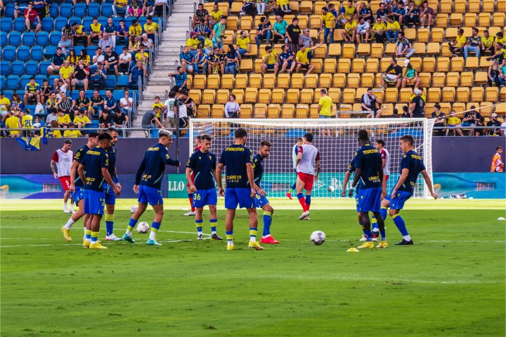 El Cádiz, el primer equipo masculino, es el que juega en el estadio Nuevo Mirandilla y es el que siempre ha movido a una gran cantidad de personas. Cadistas de todas las generaciones se dan cita en sus gradas y se crean las 'familias cadistas', esos amigos que se hacen mientras se disfruta jornada tras jornada de los partidos del equipo.