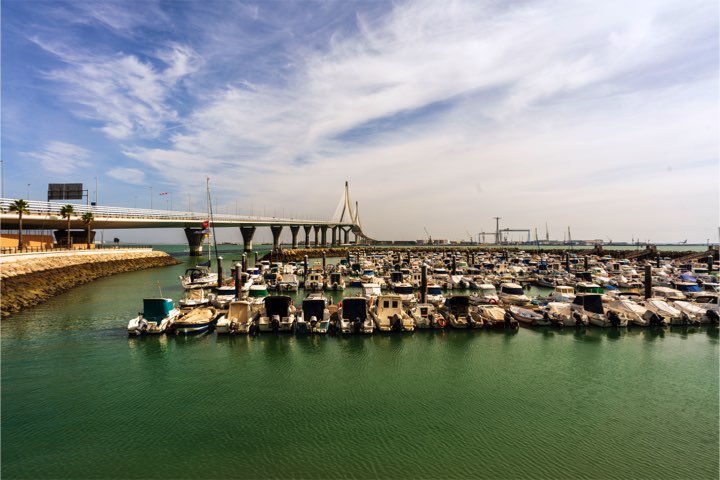 Elcano es ese lugar especial en el que el gaditano descubre su esencia, donde se une con el mar en sus barquillas y observa la magnitud del Puente de la Constitución desde el agua. Una visión de otra dimensión.