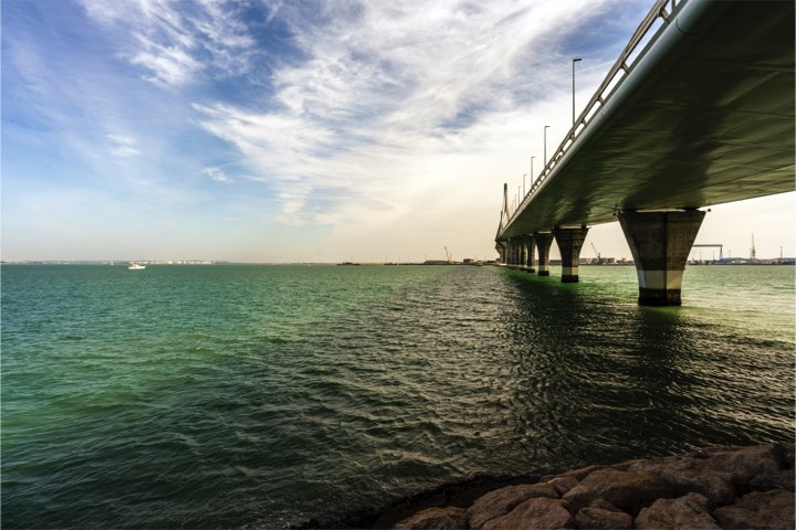 El Puente de la Constitución es el de mayor luz de España con 540 metros. Una obra impresionante que ayuda a muchos cadistas de la provincia a llegar a la ciudad gaditana para disfrutar de los partidos de su equipo. Por supuesto, en Cádiz lo bautizaron a su manera y lo llaman 'el puente nuevo' o el 'puente de la Pepa'.