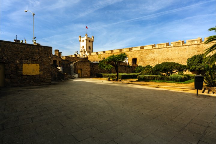 La Puertas de Tierra es una muralla de entrada al casco histórico de la ciudad y fue levantada en el siglo XVIII. Además, ante ella se encuentra la fuente más especial de todos los cadistas, en la que celebran cada logro del conjunto amarillo.