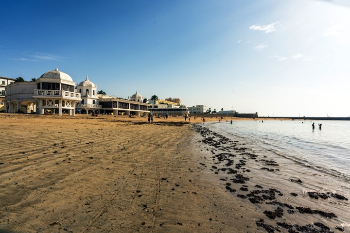 La Playa de la Caleta es el lugar más genuino de Cádiz, ese paraje que todo visitante va a buscar. Además, el Balneario le otorga mucha personalidad a una playa que ha servido de inspiración a tantos poetas carnavaleros que han escrito coplas dedicadas al Cádiz en este bendito rincón.