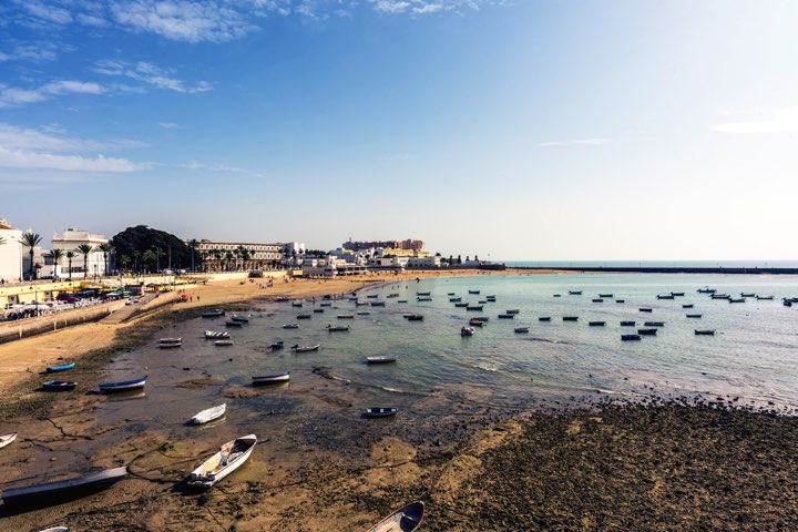 Y por supuesto, además del balneario, las baquillas de La Caleta acaban de poner el detalle colorido y genuino a una playa que se encuentra en Cádiz, en la tierra de los pescadores. Más de un cadista ha tenido que bañarse en invierno en esta playa por hacer promesas. Por supuesto, un día de verano y de playa no faltan banderas, camisetas y toallas con el escudo cadista.