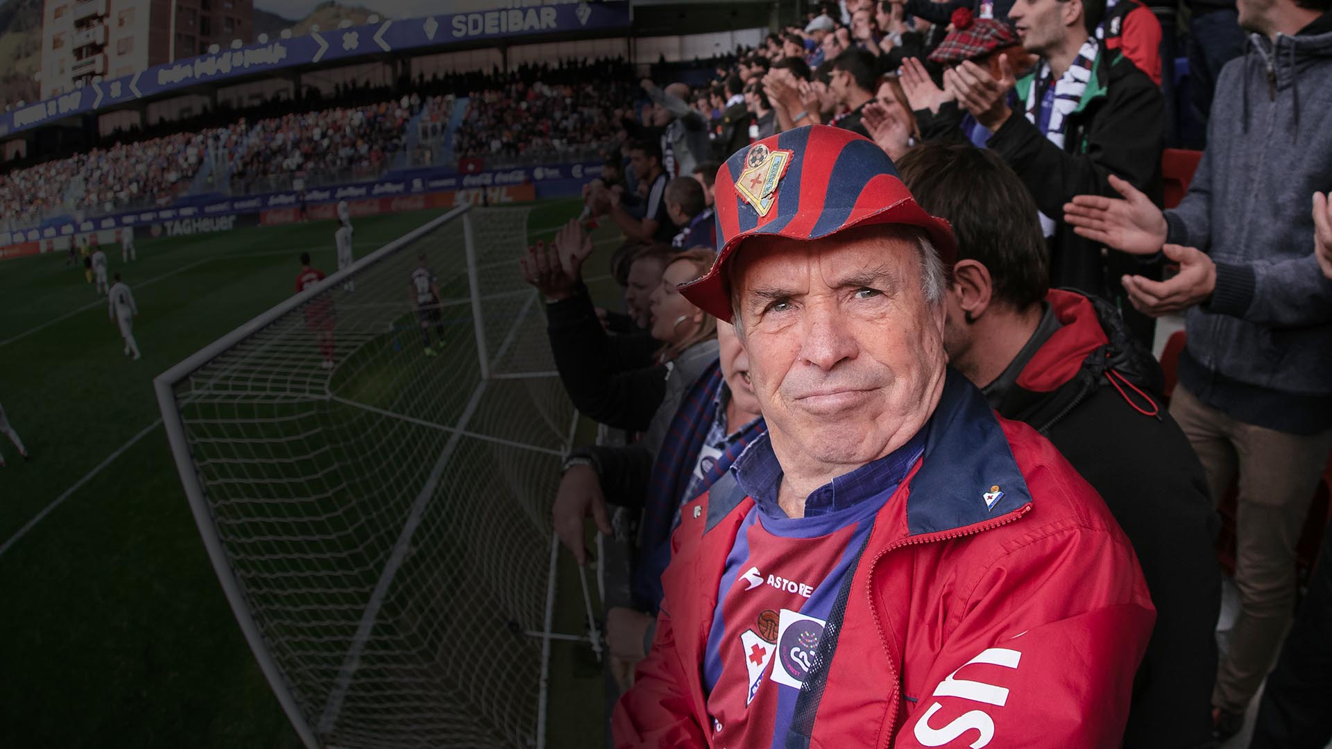 La camiseta vintage, una gorra de los 80 y un inconfundible paraguas azulgrana en forma de visera eran el sello de identidad de Blas S¨¢nchez, un conocido aficionado armero que no pudo con el virus