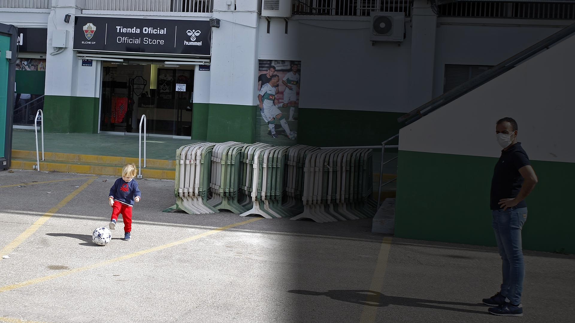 La pandemia deja tiritando los negocios cercanos al estadio Mart¨ªnez Valero de Elche, que est¨¢n haciendo malabares para no bajar las persianas del negocio en el a?o del regreso a Primera