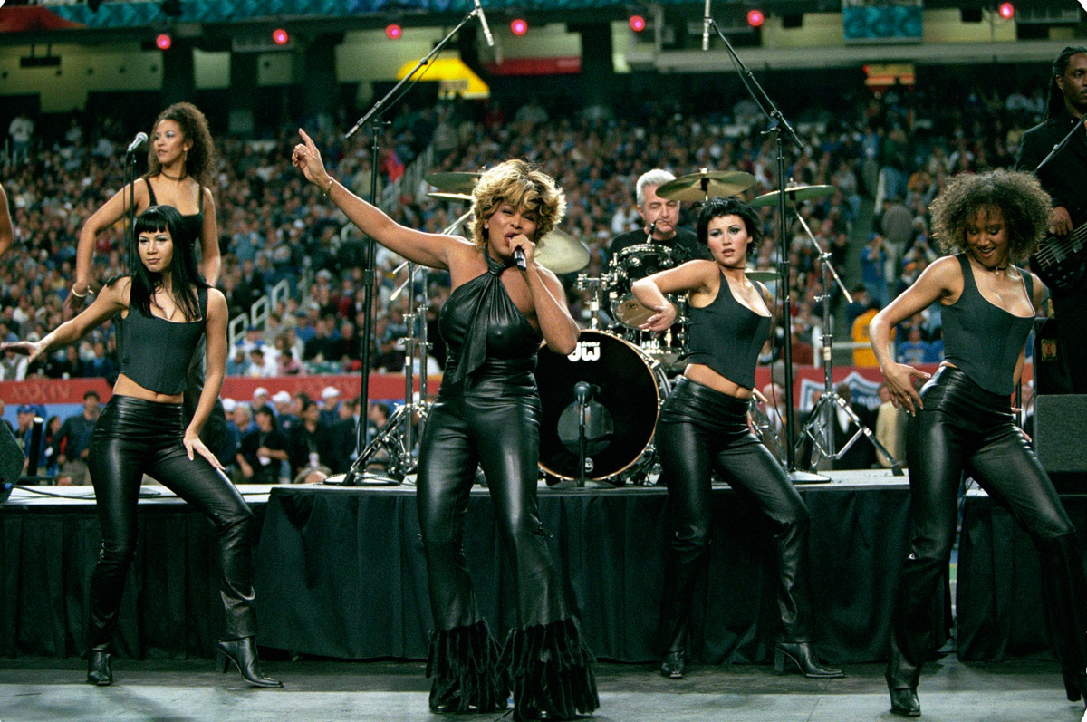 Tina Turner, durante su actuación en el show del 2000.