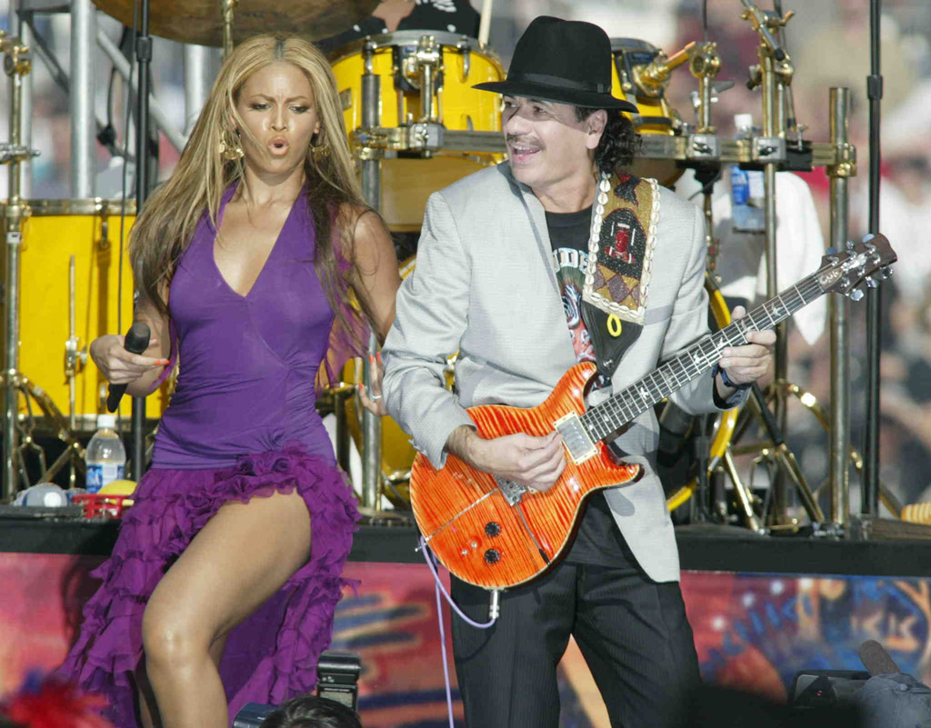 Beyonce y Carlos Santana, durante el espectáculo de la Super Bowl de 2003