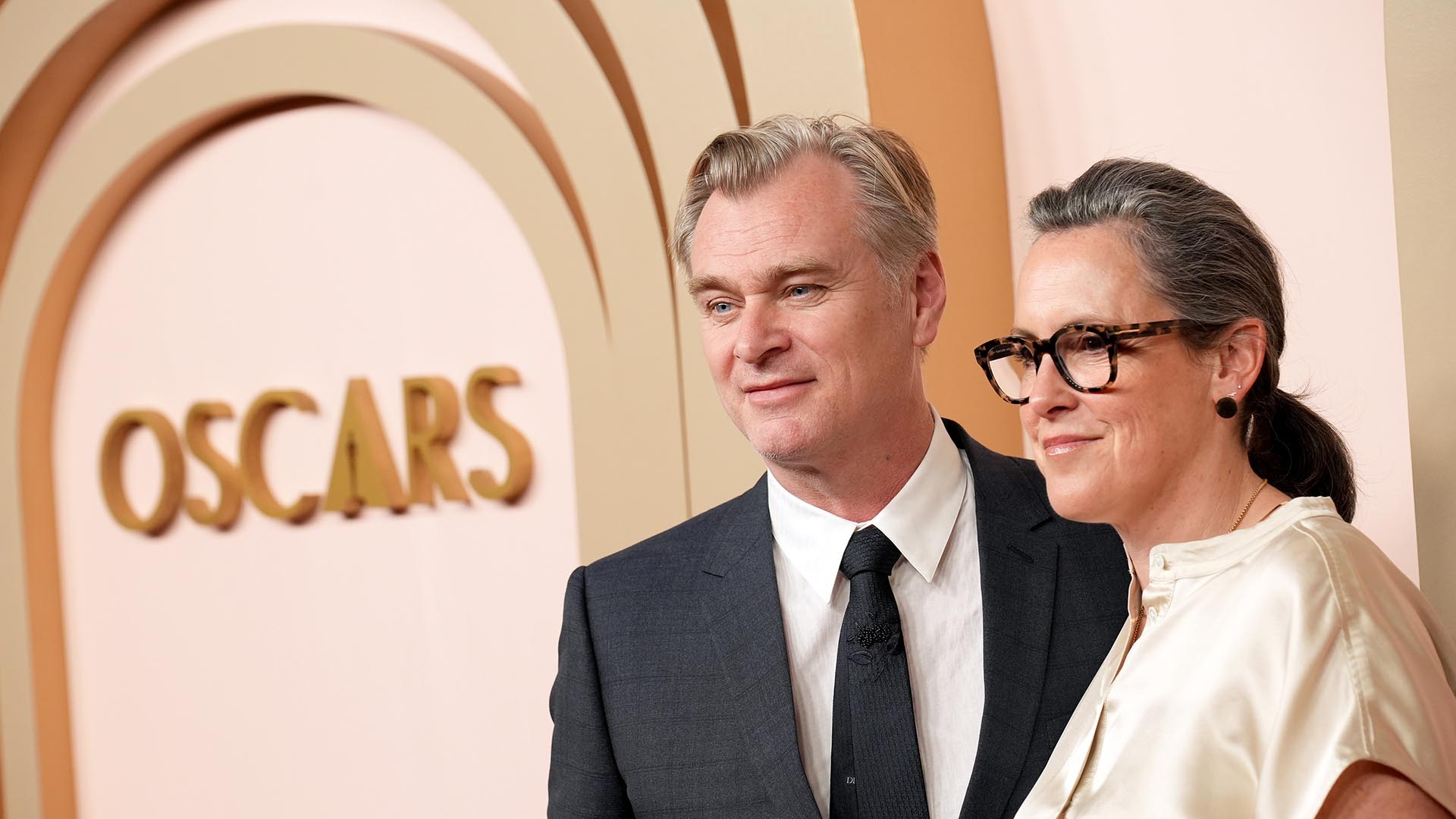 Nolan comparte candidatura a mejor película con su esposa, la productora Emma Thomas, que ya ha trabajado en otros films de Nolan. El productor Charles Roven es otra de las patas de ‘Oppenheimer’, ya optó a un Oscar por ‘La gran estafa americana’.