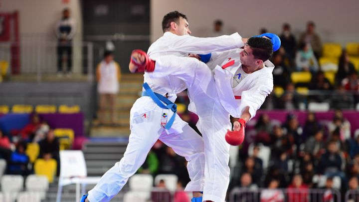 Dos karatekas pelean en una competencia