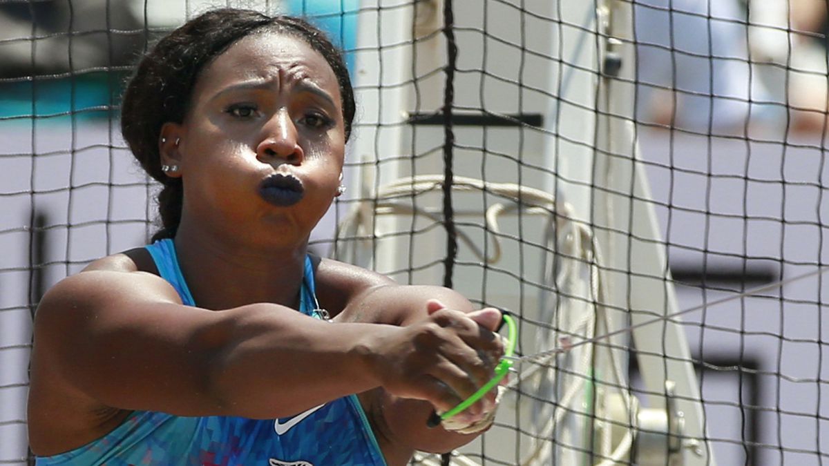 Gwen Berry le da la espalda a la bandera de Estados Unidos durante los trials de atletismo - Vimarsana News