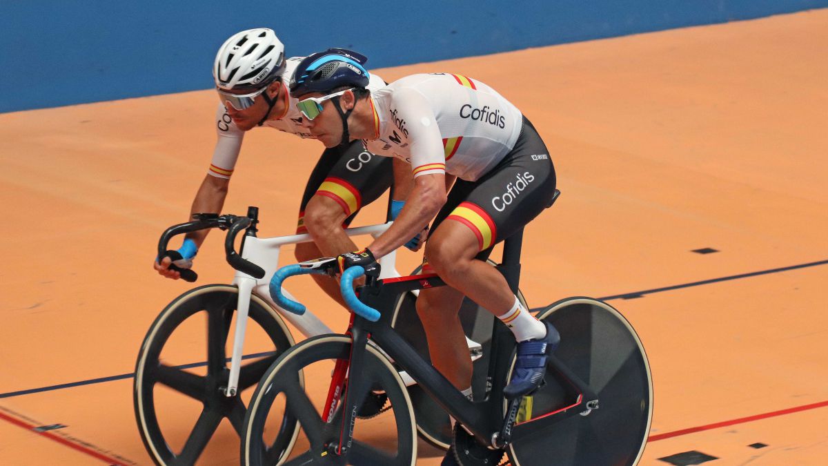 Torres y Mora, con el "puntito" de la ruta en la madison - Vimarsana News