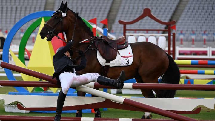 La alemana Annika Schleu se cae después de que su caballo reúse de saltar en el Pentatlón Moderno en Tokio 2020.