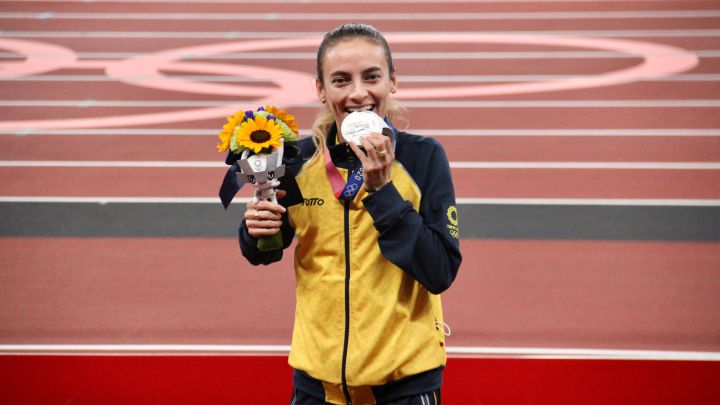 Lorena Arenas recibe la medalla de plata