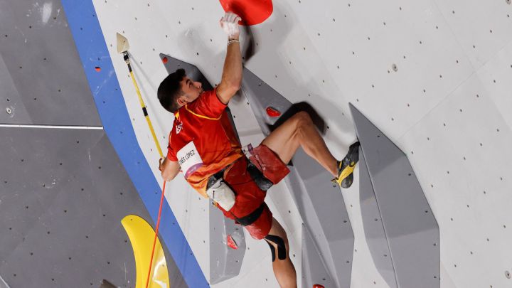 Alberto Ginés, en la escalada de los Juegos Olímpicos de Tokio.