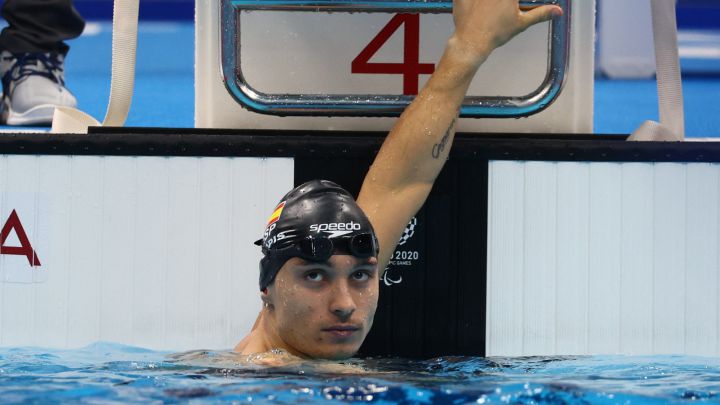 El nadador español Inigo Llopis, antes de competir en las series de los 100 metros espalda S8 en los Juegos Paralímpicos de Tokio 2020.