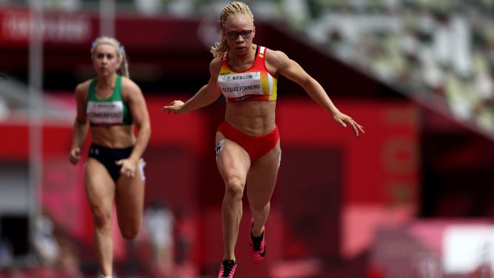 La atleta española Adiaratou Iglesias compite en las series de la prueba de 100 metros lisos en categoría T13 en los Juegos Paralímpicos de Tokio 2020.