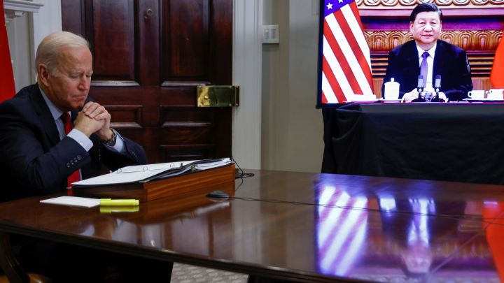 El presidente de los Estados Unidos Joe Biden y el presidente de China Xi Jinping, durante la videoconferencia que ambos líderes mantuvieron el 15 de noviembre de 2021.