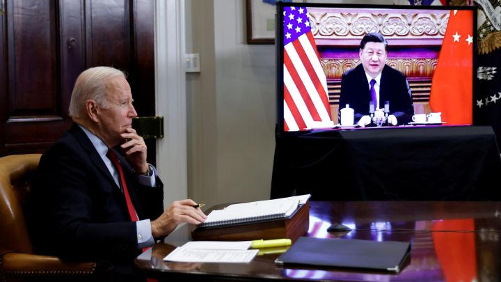 El presidente de los Estados Unidos Joe Biden y el presidente de China Xi Jinping, durante la videoconferencia que ambos líderes mantuvieron el 15 de noviembre de 2021.