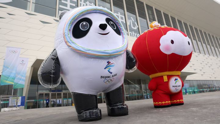Imagen de las mascotas Bing Dwen Dwen y Shuey Rhon Rhon en la puerta del Media Center de los Juegos Olímpicos de Invierno de Pekín 2022.