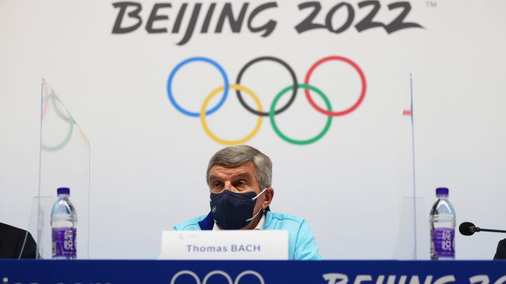 El presidente del COI Thomas Bach interviene en rueda de prensa tras la 139 Sesión del Comité Olímpico Internacional, en la antesala de la inauguración de los Juegos Olímpicos de Invierno de Pekín 2022.