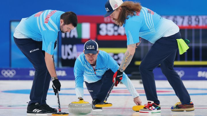 La estrella de rock del curling: melena, bigote, tatuajes, gorro verde y Nike customizadas