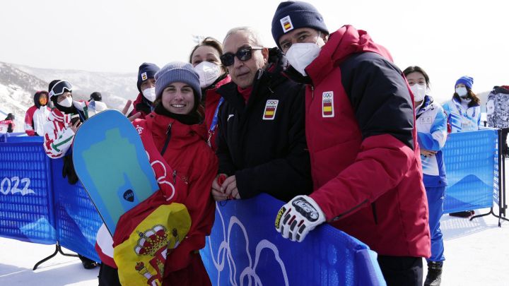 La rider española Queralt Castellet, subcampeona olímpica en Pekín, junto al presidente del COE, Alejandro Blanco, y el de la RFEDI, May Peus.