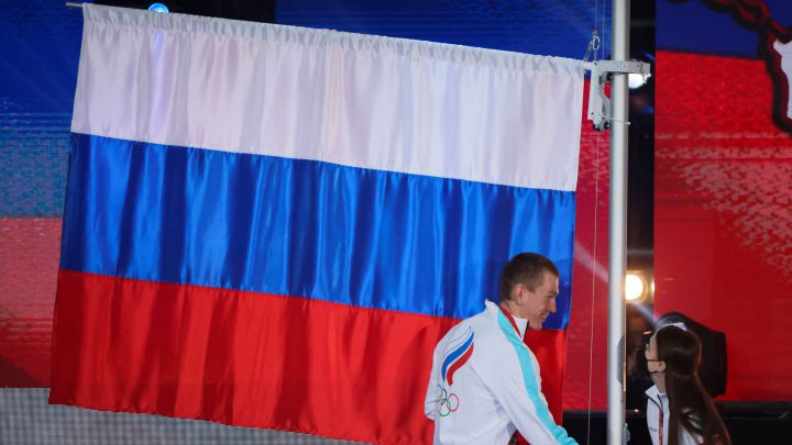 El esquiador Alexander Bolshunov y la patinadora Anna Shcherbakova levantan la bandera de Rusia a su regreso a Moscú tras los Juegos Olímpicos de Invierno de Pekín 2022.