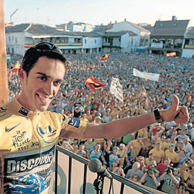 Casi diez mil aficionados homenajean a Contador