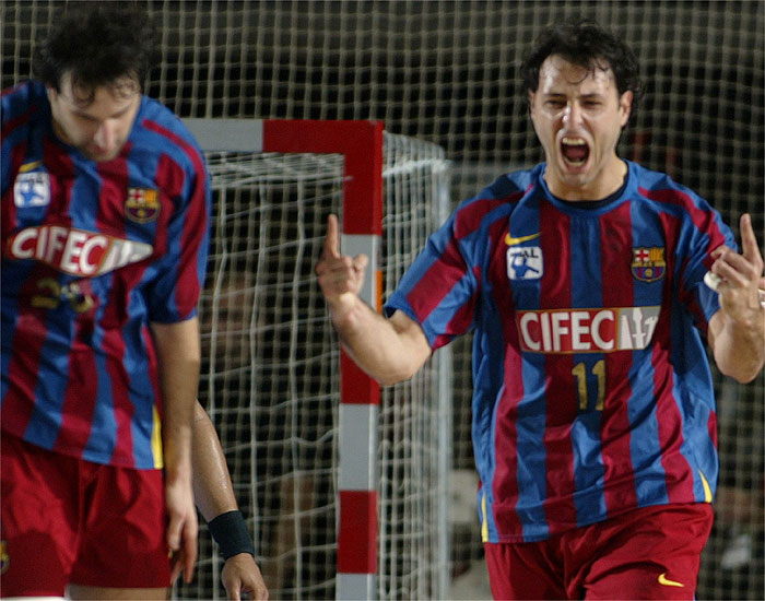 El bloque del Barça, con Iker Romero y Nenadic estelares, no perdonó