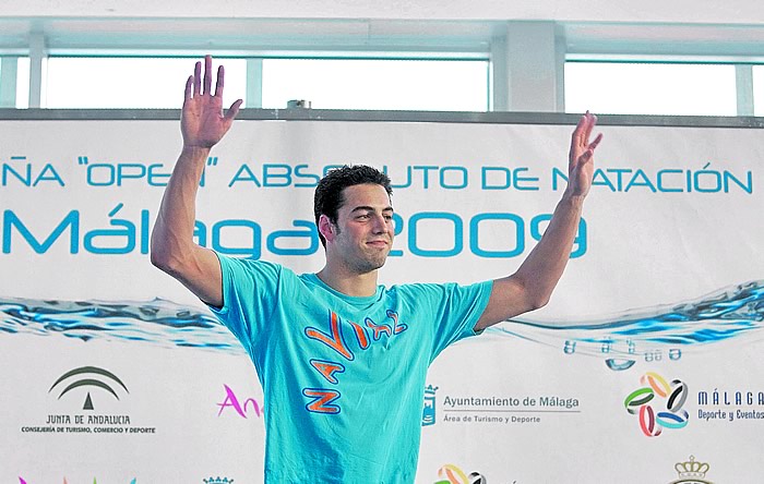 Rafael Muñoz iguala a Phelps en 100 mariposa