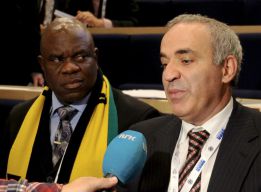 Kasparov perdió la partida por ser presidente de la FIDE