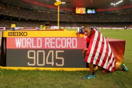 Eaton gana el oro en decatlón con récord mundial: 9.045 p