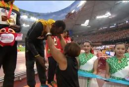 La nieta de Jesse Owens dio la tercera medalla a Usain Bolt