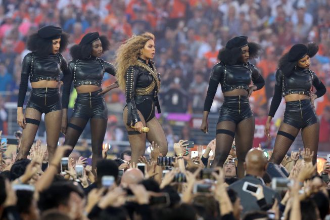 La actuación de Beyonce en el Super Bowl sigue trayendo cola