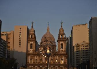 Tres periodistas españoles asisten a un tiroteo en la calle