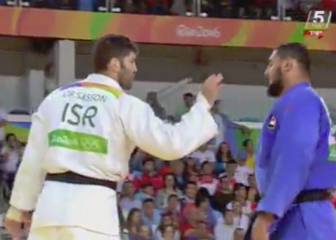 Un judoca egipcio le niega la mano a un israelí