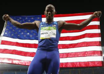 Henderson se cuelga el oro en longitud por un centímetro
