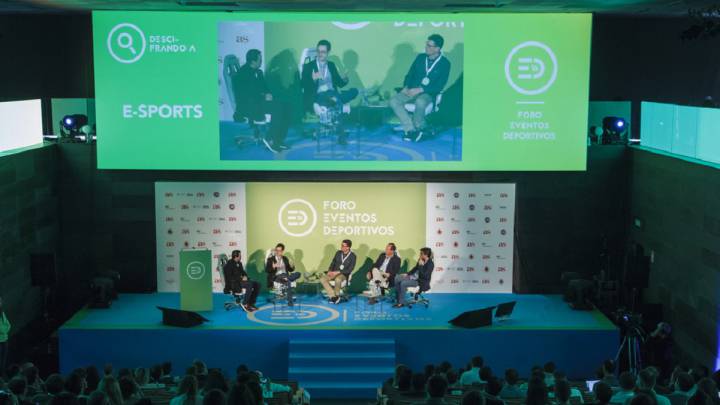 Sergi Mesonero, Manuel Moreno, Eric Murillo y Pep Sánchez, durante la segunda Ponencia del Foro de Eventos Deportivos 2016 de AS sobre e-sports.