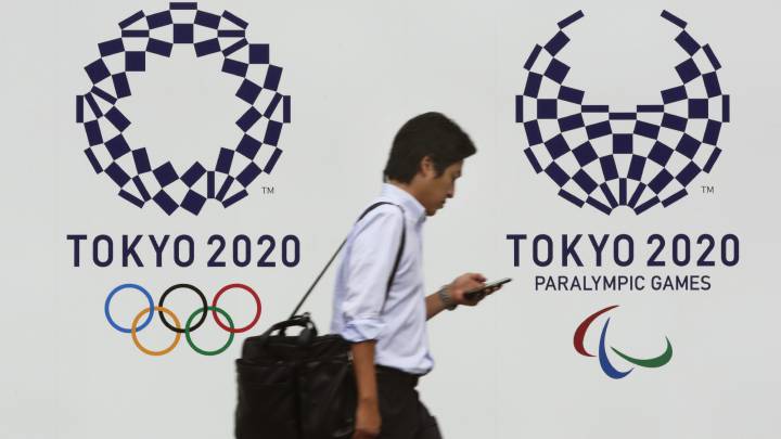 Un peatón pasa junto a los logos de Tokio 2020, en la capital japonesa. 