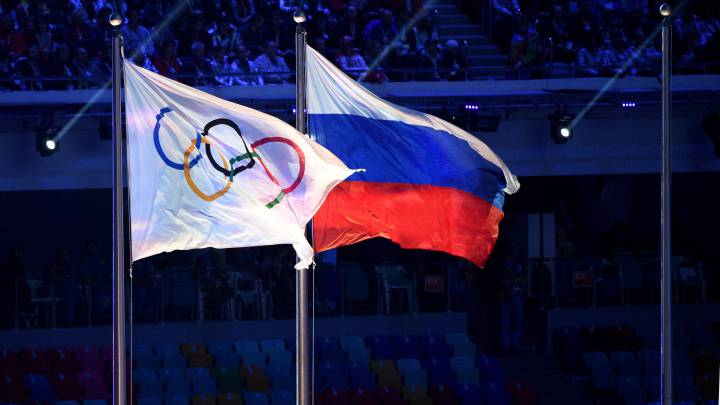 La bandera olímpica y la bandera de Rusia ondean durante la ceremonia de clausura de los Juegos Olímpicos de Invierno de Sochi 2014.