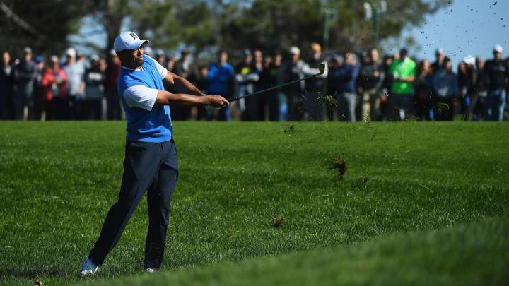 Tiger Woods golpea la bola durante la primera jornada del Farmers Insurance Open en San Diego, California.
