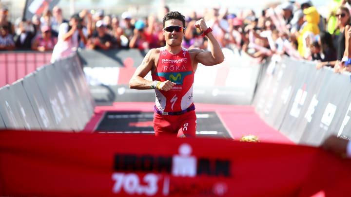Javier Gómez Noya of Spain celebra su victoria en el Medio Ironman de Dubai, en su primera competición de 2017.