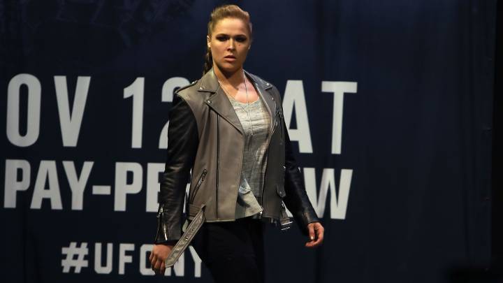 Ronda Rousey camina durante la presentación de su combate frente a Amanda Nunes en el UFC 207.