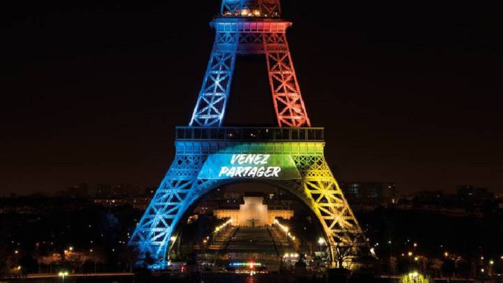 La alcaldesa de París, Anne Hidalgo, subió una foto a su cuenta de Twitter de la Torre Eiffel iluminada con los colores de la bandera olímpica para apoyar la candidatura olímpica de París 2024.