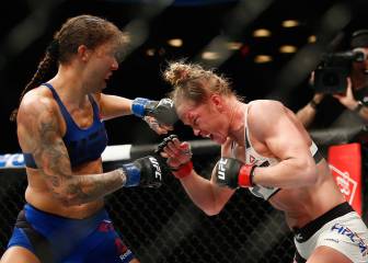 Randamie primera monarca del peso pluma tras ganar a Holm