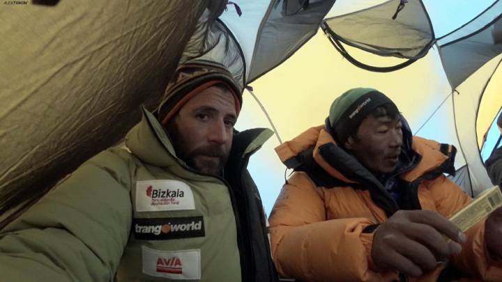 Alex Txikon descansa en el campo base durante su ascensión sin oxígeno artificial al Monte Everest.