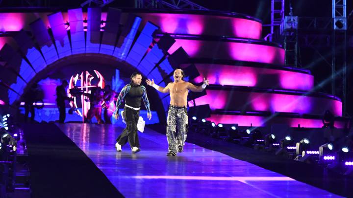 Los Hardy Boyz saltan al ring en Wrestlemania. 